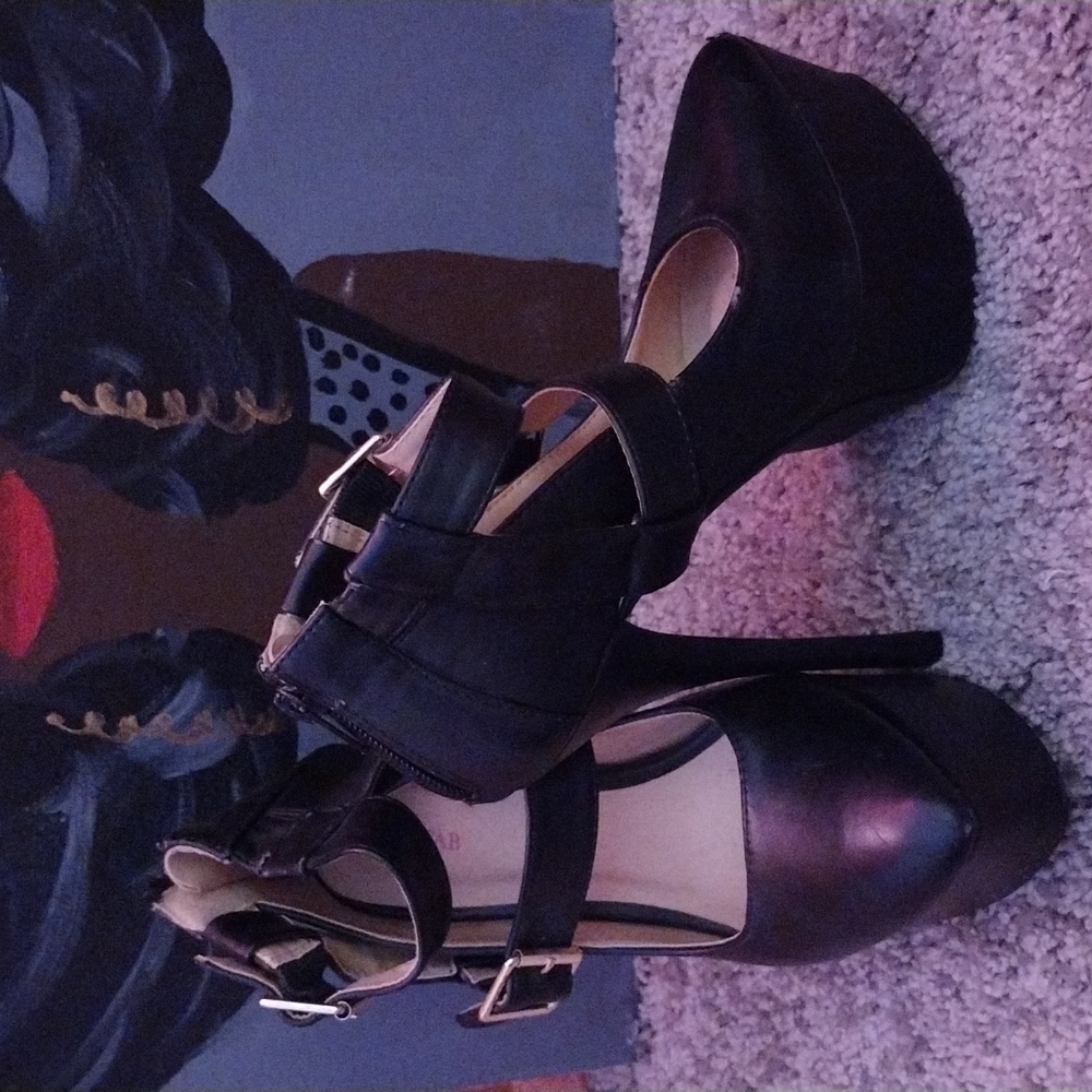Ladies black high heel shoe size 7